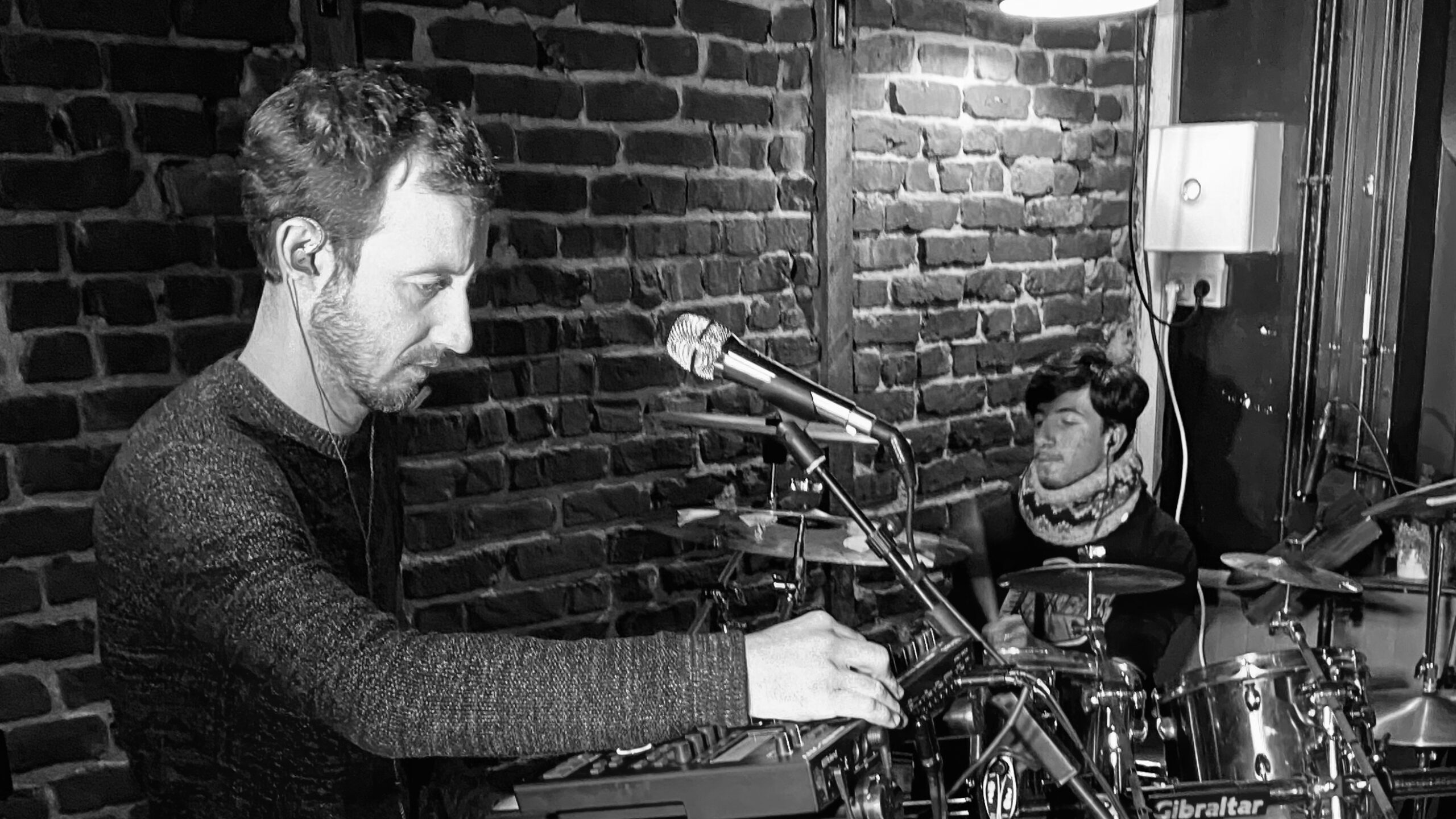 Photographie du groupe Fire Life en concert au bar Le Switch : Arnaud aux machines à gauche, Mimmo à la batterie à droite